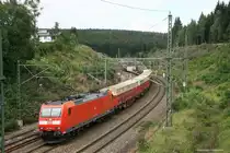 Frankenwaldbahn, kurz vor dem Bahnhof Steinbach am Wald am 11.08.2012. Ein Gz mit 185 kommt die Steigung von Ludwigstadt herauf. Am Zugschluss lief ein leerer Tragschnabelwagen - siehe anderes Foto, das ich vor einigen Tagen eingestellt habe....
