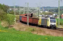 Eigenlob stinkt aber dies ist eines meiner schönsten Bilder. Stückweise bin ich über die Wiese gehüpft um den besten Standplatz für diesen Teleschuß bei Feilitzsch zu finden. Das war nicht leicht , denn es sollte ein mastfreies Fenster für die Lok bleiben und die Kirche sollte nicht hinter einem Mast sein. Außerdem sollte die S-Kurve rauskommen und das bischen Frühling hinten bemerkbar sein. Hohe Erwartungen, die ich aber mE erfüllt hab. Wir sehen den Stahl/Schrottzug des Stahlwerks Thüringen mit Leihlok ER 20-002 am 30.04.2014 richtung Hof fahren. P.S. Ein Jahr später wollte ich das mit anderem Zugmaterial wiederholen: Essig, die Wiese ist ein hoch bewachsenes Feld..... > also - immer mal wieder vorbeischauen ist die Devise.... Hoffe es gefällt!