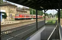 Neuer Versuch - hoffe ich habe erkannt was ich da ausrichten soll etc. Es ging bei dem Motiv im Bf. Hochstadt-Marktzeuln denkbar knapp zu. Irgendeine Linie kippt immer. Aber immerhin konnte ich an diesem 6.07.2012 eine 111 mit N-Wendezug nach Süden fotografieren. Mittlerweile sitzt dort auch kein Fdl mehr, soweit ich weiss....