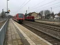 Bahnhof Amstetten am 06.03.2018 

611 021 brachte eine RB aus Ulm nach Amstetten und fährt in kürze wieder leer nach Ulm während eine 212 über das Gleis 1 rollt.