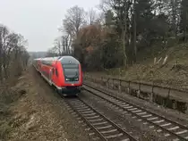 Ein Re von Friedrichshafen nach Stuttgart erhält in kürze in Ulm hbf Einfahrt am 06.03.2018 mit Schublok 218 443