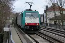 Die Cobra 2832  kommt durch Aachen-Schanz mit einem Kesselzug aus Antwerpen-BASF(B) nach Ludwigshafen-BASF(D) und kommt aus Richtung Aachen-West und fährt in Richtung Aachen-Hbf,Aachen-Rothe-Erde,Stolberg-Hbf(Rheinland)Eschweiler-Hbf,Langerwehe,Düren,Merzenich,Buir,Horrem,Kerpen-Köln-Ehrenfeld,Köln-West,Köln-Süd. Aufgenommen vom Bahnsteig von Aachen-Schanz.
Bei Wolken am Morgen vom 6.3.2018.