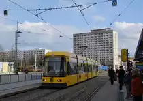 Dresden, Wilsdruffer Straße. SachsenTram NGT6DD-ZR #2582 als Linie 4 nach Radebeul West erreicht die Haltestelle Pirnaischer Platz. Die Aufnahme stammt vom 13.02.2018.