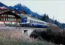 BLS/SEZ: RBDe 565 Pendelzug bei Oberwil im Simmental in Richtung Zweisimmen unterwegs im März 1991.
Foto: Walter Ruetsch