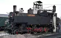 ÖBB 93.1364 fasst im Frühjahr 1975 Wasser im Heizhaus Gmünd
