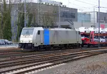 186 183-0 von Railpool kommt aus Richtung Montzen/Belgien mit einem Audizug aus Muizen(B) nach Köln-Gremerg(D ) und fährt in Aachen-West ein. 
Aufgenommen vom Bahnsteig in Aachen-West. 
Bei Wolken am Morgen vom 7.3.2018.