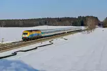 Bei Machelberg wurde auch noch der ALX 84140/84160 nach Lindau und Oberstdorf abgewartet. Grund dafür war die Bespannung in Form von ER 20-013, dem  Bodo  - der neuen Werbelok für den Bodensee-Oberschwaben-Verkehrsverbund. Im Bildhintergrund sieht man den Hobbykollegen, der sich für seine Aufnahme etwas weiter vorne platziert hatte, flotten Schrittes seinem Auto entgegenlaufen. Die arktischen Temperaturen am 25. Februar 2018 waren für einen dauerhaften Verbleib im Freien wenig einladend.
