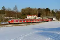 Am Wochenende gibt es nach wie vor Umläufe mit dem ET 420 zwischen Trudering und Geltendorf. Am 25. Februar 2018 konnte ich den 420 448 und einen weiteren  heiligen ET  auf ihrer Fahrt als S 8485 stadteinwärts bei Kottgeisering bei zweistelligen Minusgraden ablichten.