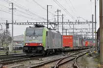 Re 486 503-6 durchfährt den Bahnhof Pratteln. Die Aufnahme stammt vom 27.02.2018.