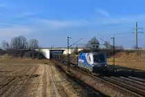 182 912 mit einem Holzzug am 04.03.2018 bei Plattling. 