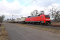 Die 152 125-1 mit einem KLV Zug am 09.03.2018 in Nassenheide.