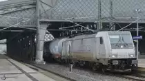 Ein wettertechnisch bescheidener Vormittag zum Fotografieren - 186 266-3 bei der Durchfahrt am Bahnhof Dresden-Neustadt. 