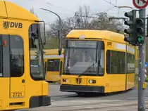 Zwei Straßenbahnen vom Typ Bombardier NGTD8-DD im April 2017 in Dresden.