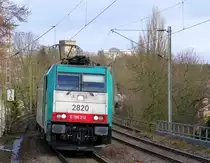 Die Cobra 2820   kommt durch Aachen-Schanz mit einem Kesselzug aus Antwerpen-BASF(B) nach Ludwigshafen-BASF(D) und kommt aus Richtung Aachen-West und fährt in Richtung Aachen-Hbf,Aachen-Rothe-Erde,Stolberg-Hbf(Rheinland)Eschweiler-Hbf,Langerwehe,Düren,Merzenich,Buir,Horrem,Kerpen-Köln-Ehrenfeld,Köln-West,Köln-Süd. Aufgenommen vom Bahnsteig von Aachen-Schanz. 
Bei Sonnenschein am Morgen vom 8.3.2018.