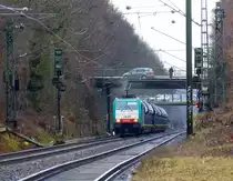Die Cobra 2839 kommt die Kohlscheider-Rampe hoch aus Richtung Mönchengladbach,Herzogenrath mit einem Kalkleerzug aus Oberhausen-West(D) nach Hermalle-Huy(B) und fährt durch Kohlscheid in Richtung Richterich,Laurensberg,Aachen-West. 
Aufgenommen von Bahnsteig 1 in Kohlscheid. 
Bei Regenwolken am Kalten Nachmittag vom 8.3.2018.