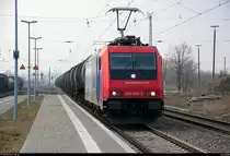 Güterverkehr ohne Ende in Angersdorf - was sehr ungewöhnlich ist. Dies hing mit der teilweisen Sperrung der Bahnstrecke Halle–Bebra (KBS 580) zwischen Großkorbetha und Weißenfels zusammen, weshalb Umleitungen nötig waren.
Hier durchfährt Re 482 040-3 von SBB Cargo als Kesselzug den Bahnhof Angersdorf auf der Bahnstrecke Halle–Hann. Münden (KBS 590) Richtung Halle (Saale). [8.2.2018 | 14:37 Uhr]