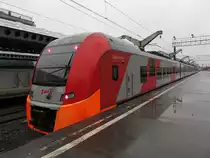 Eine Schwalbe macht keinen Sommer, vor allem nicht im Herbst: ES1-009  Lastotschka  in St. Petersburg, Moskauer Bahnhof, 29.10.2017