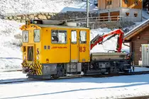 
RhB Tm 2/2 83 am18.02.2017 abgestellt beim Bahnhof Bergün/Bravuogn.

Der Baudienst-Traktor Tm 2/2 83 wurde1985 von RACO (Robert Aebi AG, Zürich) unter der Fabriknummer 1902 gebaut, die RACO Typbezeichnung ist 420 CT4
Typenbezeichnung von RACO bedeuten:
420 = Leistung des Motors in PS 
C = Cummins-Dieselmotor (D = Deutz-Dieselmotor),
T = Twin disk Getriebe
4 = Bauart mit Plattform (kurz oder lang)

Beim Bau der 1985 wiederum von Raco gelieferten Tm 2/2 81 bis 84 flossen viele Erfahrungen der RhB ein. Die speziell für den Baudienst konzipierten Traktoren verfügen über ein geräumiges Führerhaus, eine kippbare Ladepritsche und einen hydraulischen Kran, vom Typ FASSI F125, der auch mit Baggerschaufeln ausgestattet werden kann.

Ein hydraulischer Drehmomentwandler überträgt die Kraft des 336 kW starken Cummins- 6-Zylinder-Dieselmotors vom Typ KT-1150-L auf ein Dreigang-Lastschaltgetriebe. Die damals neuartige Wirbelstrombremse bewährte sich gut.

TECHNISCHE DATEN:
Spurweite: 1.000 mm
Achsfolge: B
Länge über Puffer: 8.790 mm
Breite: 2.700 mm
Leergewicht: 22 t
Ladegewicht: 4 t
Höchstgeschwindigkeit: 50 km/h (80 km/h Schleppfahrt)
Motorbauart: 6-Zylinder-Dieselmotor
Motortyp: Cummins KT-1150-L
Motorleistung:  336 kW 
Anfahrzugkraft: 78 kN 
Stundenzugkraft: 30 kN bei 25 km/h
Leistungsübertragung: hydraulisch

