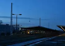 Blick auf den geschlossenen bahnsteig Gleis 7 und 9. Die Gleise 7 9und 10 wurden ab Bahnsteigende abgebaut. Da hier seit Mauerfall nur sehr wenig modernisiert wurde strahlt der Bahnhof einen gewissen Charme aus.

Berlin Schönefeld 08.01.2018