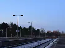 Von der einstigen Bedeutung des Bahnhofes Berlin Schönefeld Flughafen ist heute nicht mehr viel übrig. Ein Fernbahnsteig samt 3 Bahnhofsgleisen wurden bereits stillgelegt und die Gleise ab Bahnsteigende gekappt und abgebaut. Trotz der verloreren Bedeutung strahlt der Bahnhof immer noch einen gewissen Charme aus da dort seit dem Mauerfall kaum etwas verändert wurde. 

Berlin Schönefeld 08.01.2018