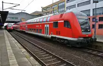 RE1 (RE93014) nach Brandenburg Hauptbahnhof verlässt am 11.3.2018 den Potsdamer Hauptbahnhof. Schublok war 182 010. 