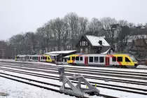 HLB Während VT 205 (640 105) als RB 90 (61730)  Westerwald-Sieg-Bahn  Westerburg - Siegen Hbf (rechts) in den Bahnhof Nistertal-Bad Marienberg einfährt, wartet HLB VT 251 (648 151/651) als RB 90 (61721)  Westerwald-Sieg-Bahn  Siegen Hbf - Westerburg auf die Freigabe zur Weiterfahrt.