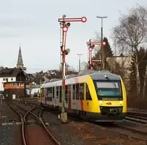 BAHNHOF ALTENKIRCHEN/WW MIT AUSFAHRT LINT-RB 90 NACH WESTERBURG
Am Nachmittag des 11.3.2018 verlässt LINT-RB 90 den Bahnhof ALTENKIRCHEN mit
Fahrtziel WESTERBURG-3 schöne alte Flügelsignale sind noch in Betrieb,
im Hintergrund der Turm der EV. CHRISTUSKIRCHE.....