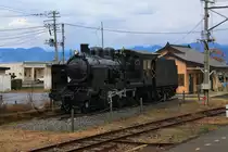 Da liegen 45 Jahre zwischen den Aufnahmen derselben Dampflok 4-8640: Jetzt steht die Lok als Denkmal im hohen Norden der japanischen Hauptinsel. Nisato bei der Stadt Hirosaki, 15.November 2017