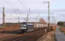 185 555 im östlichen Bereich des Bahnhofs Wunstorf.
Die Lok soll laut Railcolor aktuell für CFL Cargo fahren.
Aufnahmedatum: 5. März 2018