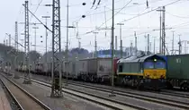 Die Class 66 PB14 von Crossrail steht in Aachen-West mit einem Güterzug aus Gallarate(I) nach Antwerpen-Combinant(B) und wartet auf die Abfahrt nach Belgien. 
Aufgenommen vom Bahnsteig in Aachen-West.
Bei Sonne und Regenwolken am Morgen vom 9.3.2018