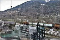Ge 6/6 I 414 mit Valserwasserzug nach Ilanz auf der alten Hinterrheinbrücke in Reichenau-Tamins. Im Vordergrund wird soeben das Mittelteil der neuen Brücke über den Hinterrhein eingefügt.(09.03.2018)