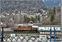 Ge 6/6 I 414 mit Valserwasserzug nach Ilanz auf der alten Hinterrheinbrücke in Reichenau-Tamins. (09.03.2018)