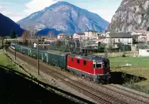 SBB: Re 4/4 II im Personenverkehr.
Schnellzug mit der Re 4/4 II 11112, ehemals Swiss Express, bei Osogna im April 1999. Eingereiht wurden damals die Gepäckwagen hinter der Lok.
Foto: Walter Ruetsch