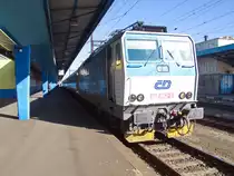 362 062-2 steht im Sonnenschein im Bahnhof Cheb zur Fahrt nach Prag am 25. Februar 2018 

