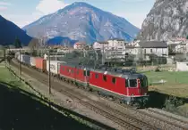 SBB: Güterzug mit einer Re 10/10 bei Osogna im April 1999.
Bei der Re 6/6 handelt es sich um die 11641  Moutier .
Foto: Walter Ruetsch