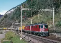 SBB: Güterzug bei Faido mit der Re 4/4 III 11356 und der Re 6/6 11627  Luterbach-Attisholz  im April 1999.
Foto: Walter Ruetsch