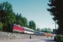 SBB: Re 4/4 II mit dem bunten IC Mailand - Basel auf dem Streckenabschnitt Aarburg-Olten im Juni 1998.
Foto: Walter Ruetsch 