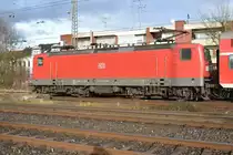Im Streiflicht eine Breitseite bekommen, hier fährt gerade die 143 925-6 mit einem aus Troisdorf kommendem RB27 in Rheydt Hbf ein. Montag den 12.3.2018