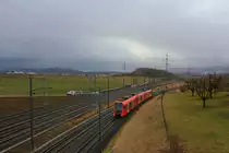 NEXT Triebzug 26 des meterspurigen Regionalverkehrs Bern-Solothurn (RBS) in der Gleisvielfalt zwischen Zollikofen und Worblaufen, mit Blick auf Bern. Man beachte, dass das eine RBS-Gleis ein Dreischienengleis ist,auf dem Normalspurwagen von Zollikofen in den Werkstattbereich Worblaufen gebracht werden können. 13.März 2018 