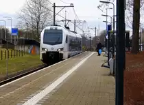 Ein Holländischer Regionalzug aus Maastricht-Randwyck(NL) nach Roermond(NL) und fährt in Geleen-Lutterade ein und hält in Geleen-Lutterade(NL) und fährt dann weiter in Richtung Sittard(NL). 
Aufgenommen in Geleen-Lutterade(NL). 
Bei Sonne und Wolken am Mittag vom 11.3.2018. 