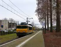 1760 der NS mit einem Regionalzug aus Maastricht(NL) nach Roermond(NL)  und fährt durch Geleen-Lutterade und fährt in Richtung Sittard(NL). 
Aufgenommen in Geleen-Lutterade(NL). 
Bei Sonne und Wolken am Mittag vom 11.3.2018. 