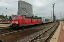 181 215-5 durchfährt am 18.8.2017 mit dem PbZ2470 von Frankfurt(Main) Hauptbahnhof nach Dortmund Bbf den Dortmunder Hauptbahnhof in Richtung Osten. Im Zug eingereiht waren u.a. 111 124-4, 101 063-6 und 101 070-1.