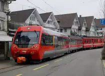 Appenzeller Bahnen.
SGA/AB: Gemeinsamer Abschied von der alten Appenzeller Bahn anlässlich des Mini Bahnbildtreffens vom 17. März 2018 mit Olli, Horst, Stefan, Peter und Walter.
Ein bald historisches Bild. Am 3. April 2018 befahren die alten Pendelzüge der AB die fotogene Orstdurchfahrt Teufen als Strassenbahn zum letzten Mal.
Foto: Walter Ruetsch
