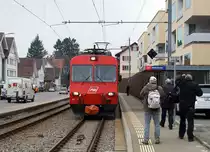 Appenzeller Bahnen.
SGA/AB: Gemeinsamer Abschied von der alten Appenzeller Bahn anlässlich des Mini Bahnbildtreffens vom 17. März 2018 mit Olli, Horst, Stefan, Peter und Walter.
In Niederteufen wurde ein einfahrender Pendelzug auf der Fahrt nach Appenzell von Olli, Peter und Horst verewigt.
Foto: Walter Ruetsch
