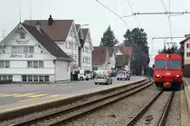 Appenzeller Bahnen.
SGA/AB: Gemeinsamer Abschied von der alten Appenzeller Bahn anlässlich des Mini Bahnbildtreffens vom 17. März 2018 mit Olli, Horst, Stefan, Peter und Walter.

Bald Geschichte! Noch einmal eine echte Eisenbahn beim Passieren des  ALTEN ZOLLS  in Niederteufen.
 
Ob in früheren Jahren zwischen den Kantonen St. Gallen und Appenzell eine Zollabfertigung bestand konnte ich in kurzer Zeit nicht in Erfahrung bringen?

Ab dem Herbst 2018 wird diese Stelle nur noch vom  TROGEN - ST.GALLEN - APPENZELL - TRAM  befahren und mit der herrlichen  EISENBAHNROMANTIK  ist für immer Schluss!

In diesem Jahr erleben die APPENZELLER BAHNEN die grösste Veränderung ihrer Geschichte.
Foto: Walter Ruetsch
