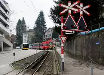 Appenzeller Bahnen.
SGA/AB: Gemeinsamer Abschied von der alten Appenzeller Bahn anlässlich des Mini Bahnbildtreffens vom 17. März 2018 mit Olli, Horst, Stefan, Peter und Walter.
In der Nähe der Haltestelle St. Gallen Riethüsli legte sich der AB Penzelzug gemeinsam mit einem Postauto in die Kurve. Wie gut doch die Zusammenarbeit  des ÖV auf Strasse und Schiene in der Schweiz funktoniert. Besondere Beachtung gilt auch dem bald historischen Zahnradstreckenabschnitt, den vielen Andreaskreuzen sowie einer geführten Gruppe von Besuchern der Baustellen.
Foto: Walter Ruetsch  
