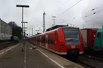 Der 425 079-1 der DB Regio NRW fährt mit dem RB 33 in Aachen-West ab.
In Lindern wird der Zug geteilt, der Vordere Zugteil fährt nach Duisburg und der Hinter fährt nach Heinsberg.
Ab 2020 fährt auf der Linie die 1440 ( Grinsekatze ) und  wird ab Duisburg weiter nach Essen verlängert.

16.03.2018
Aachen-West 