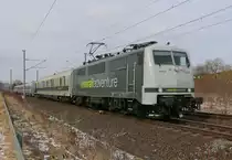 Eine von Railadventures neuen 111ern: 111 215-0 mit einem britischen Triebwagen (195 101 northern by arriva) als Überführung in Fahrtrichtung Eisenach. Aufgenommen am 18.03.2018 bei Herleshausen. 