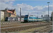 Lindau weckt immer wieder Erinnerungen an das erste BB.de Treffen, auch wenn die damals genutzte Brücke zur Zeit gerade komplett erneuert wird und dadurch der Zugsverkehr in Lindau etwas eingeschränkt. Dafür bot mir eine Zufahrt zur Brücke einen bisher nicht möglichen Blick auf den Bahnhof und zeigt die 223 069, die mit ihrem  Alex  Richtung München ausfährt vor dem Hintergrund des IC 119 Bodensee Lindau - Innsbruck mit der ÖBB 1116 158  Licht ins Dunkel / Sterneaktion  Lok, welche auf auf die baldige Abfahrt wartet.
16. März 2018