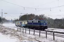 110 428 von TRI fährt am 18. März 2018 mit einem teilweise ozeanblau/beigen Postwagen durch das verschneite Westerstetten Richtung Stuttgart.